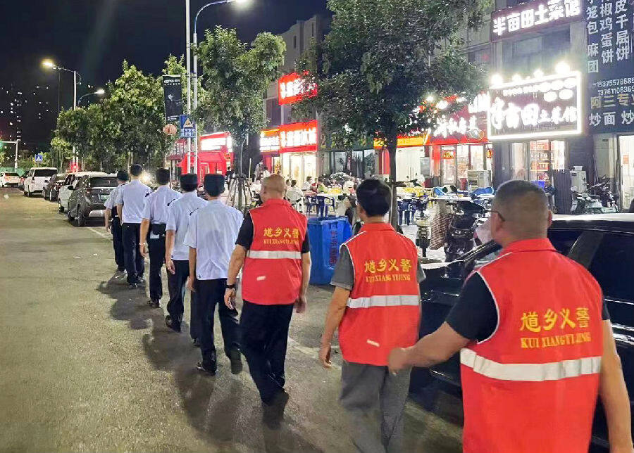 志愿服务队(薄磊 摄) 志愿服务队(薄磊 摄)