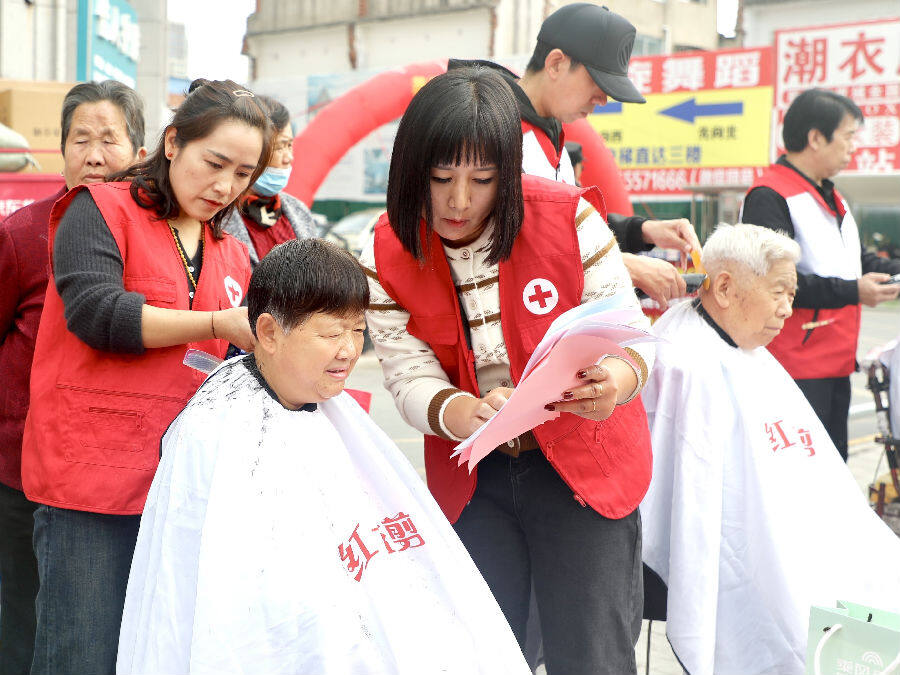 活动现场,志愿者正在帮老人理发。(赵子俊 摄) 活动现场,志愿者正在帮老人理发。(赵子俊 摄)