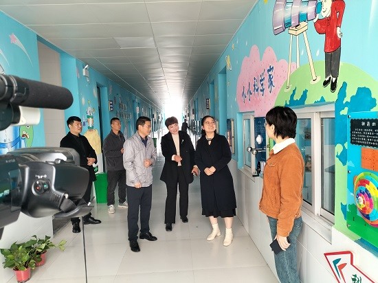 1731584981749981.jpg 参观科技长廊.jpg