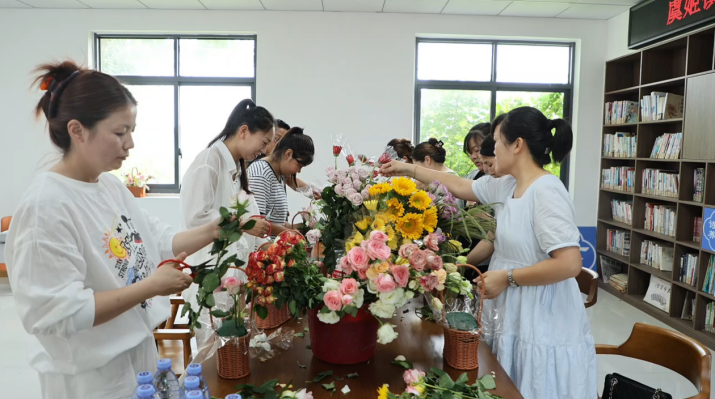 灵璧县虞姬镇举办“我们的节日・七夕”插花活动